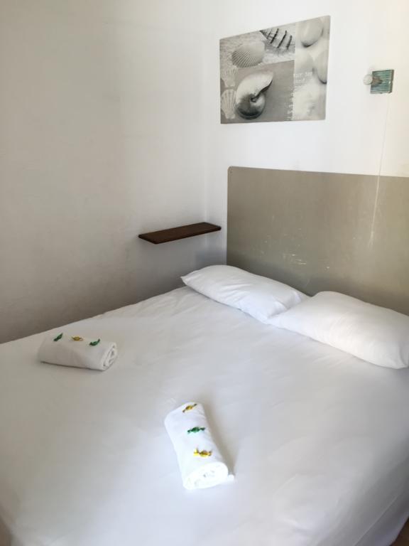 Hotel Restaurant Le 8 Mandelieu Szoba fotó